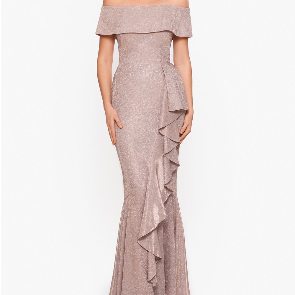 Betsy & Adam's sleek mermaid gown✨